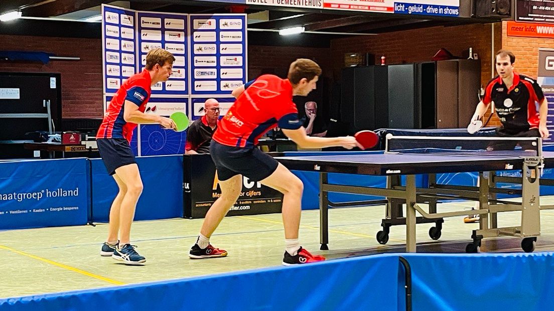 Douin (L) en Rengers in actie bij het dubbelspel