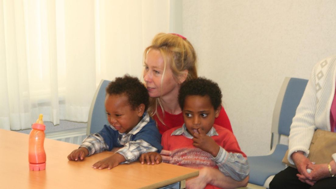 Marjan Buring met zoontjes Abel (l.) en Getu vlak na de adoptie in 2007 (Rechten: Facebook/Marjan Buring)