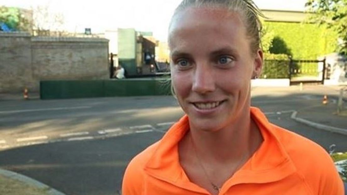 Tennisster Richel Hogenkamp uit Doetinchem treft de Spaanse Lara Arruabarrena in de eerste ronde van de Australian Open. Tennisster Bibiane Schoofs uit Ede heeft ook nog een kans om het hoofdtoernooi te halen.