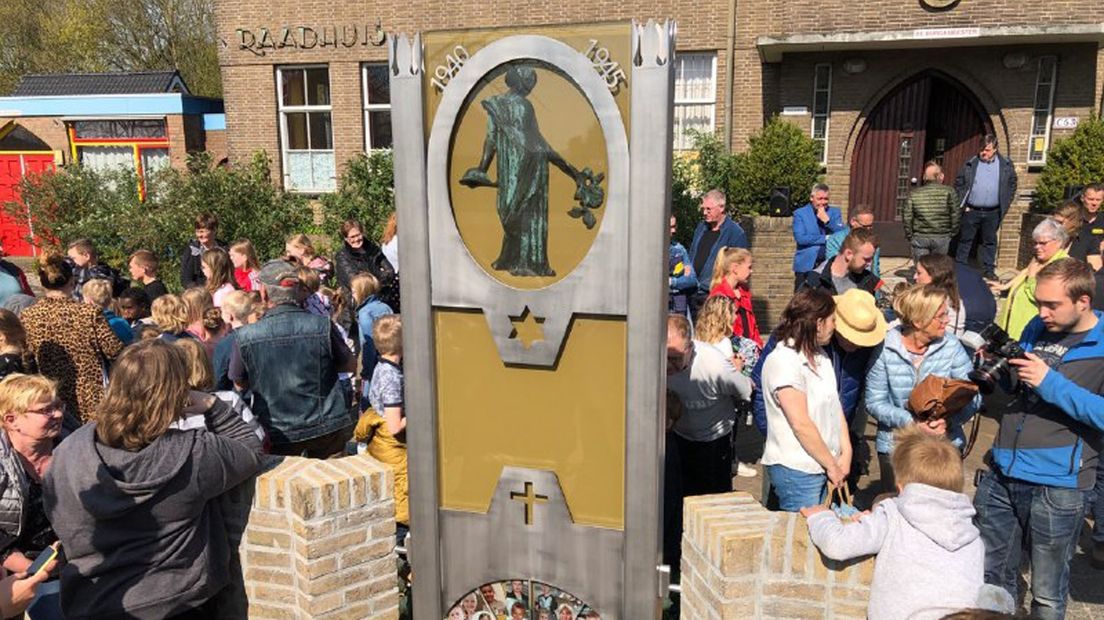 Het nieuwe oorlogsmonument werd donderdagochtend in Nieuwe Pekela onthuld.