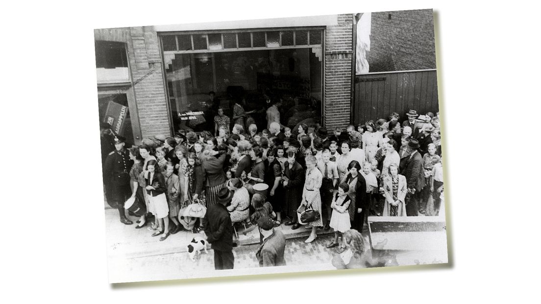 Utrechters in de rij voor de winkel van de Firma A. van Voorthuizen aan de Mgr. van de Weteringstraat, vermoedelijk 1944.