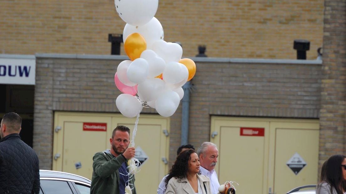 Veel witte ballonnen bij stille tocht voor overleden Almelose Talitha van Limbeek