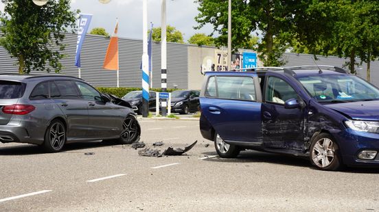 Forse blikschade en traumabeertje bij botsing Zwolle | Automobilist rijdt frontaal op paal in Deventer. Forse blikschade en traumabeertje bij botsing Zwolle | Automobilist rijdt frontaal op paal in Deventer.