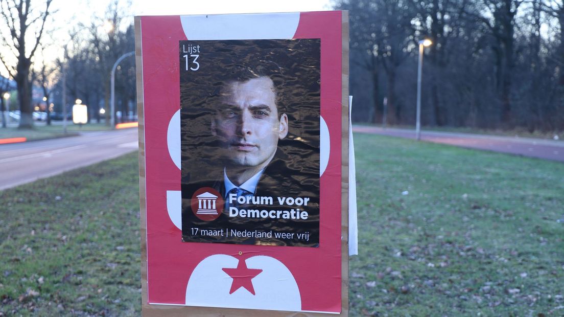 Een verkiezingsposter van de SP die is voorzien van de beeltenis van Thierry Baudet
