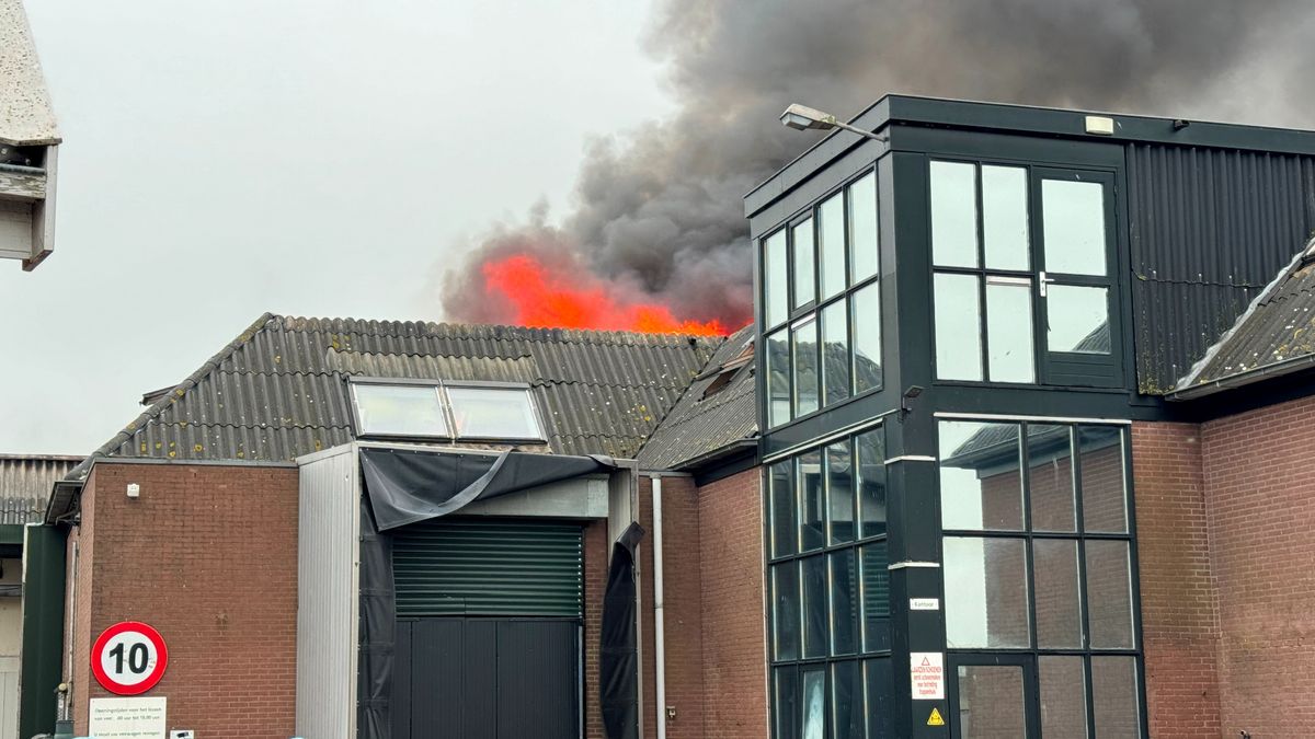 Grote brand bij slachterij Wouters: 'Blussen lastig, kunnen niet naar binnen'
