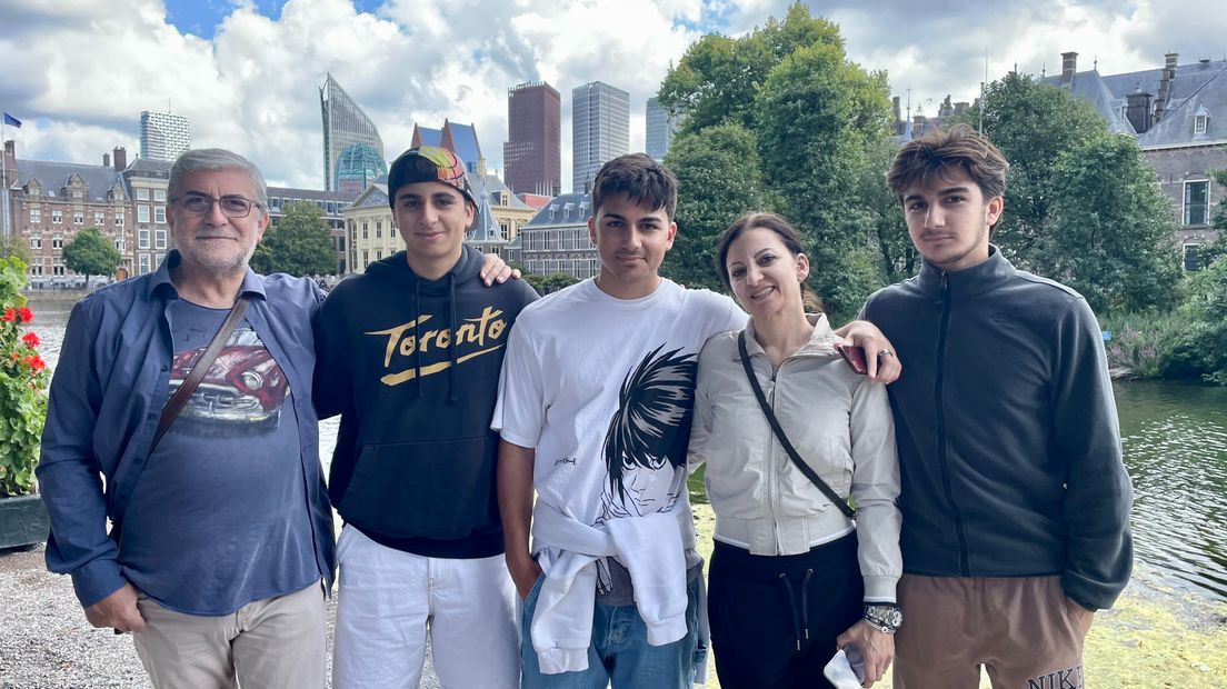 De Italiaanse familie Pugliese bij de hofvijver: Gavino, Ludovico, Leonardo, Manuela en Lorenzo