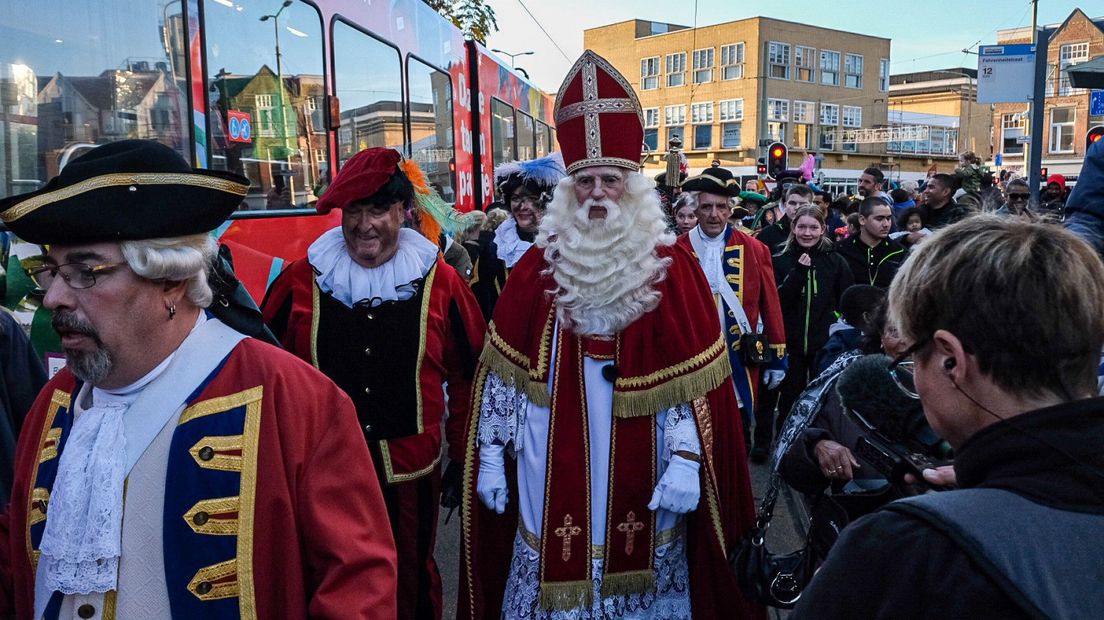Sinterklaas gaat met de tram verder naar de binnenstad