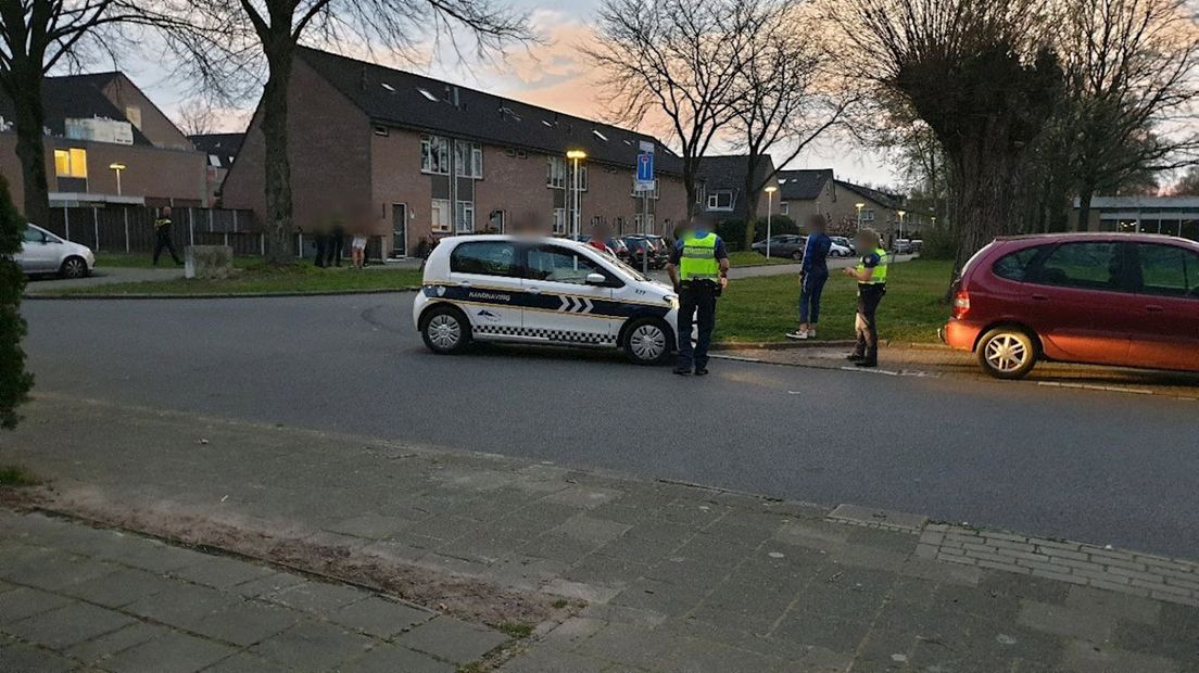 Politie slingert groep voetballende jongeren op de bon in Hengelo