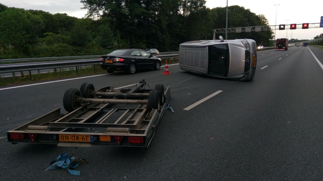 Op de A12 heeft vrijdagavond ter hoogte van Knooppunt Velperbroek een bizar ongeval plaatsgevonden. Een bestuurder reed door nadat hij een oplegger met daarop een busje verloor.