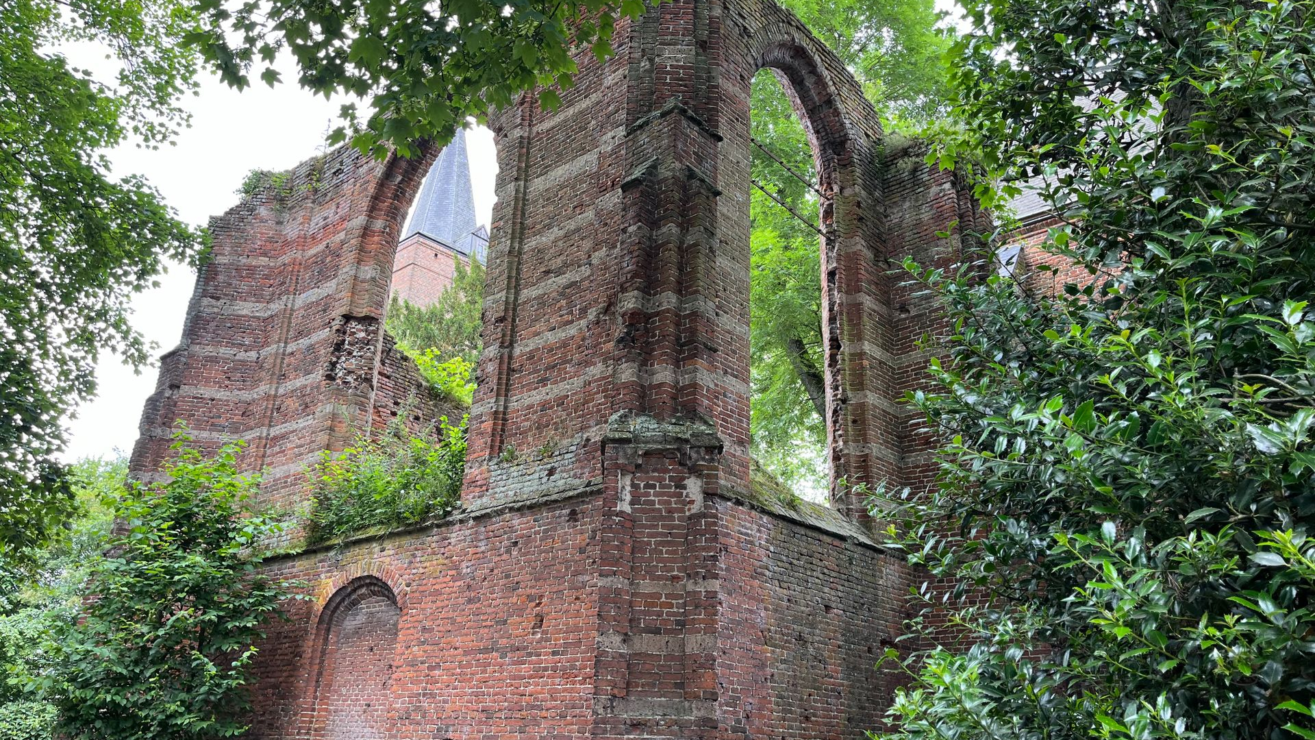 Deze unieke kerkruïne zou zo in een film kunnen