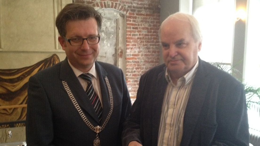 Loco-burgemeester Roeland van der Schaaf met Jan Evenhuis