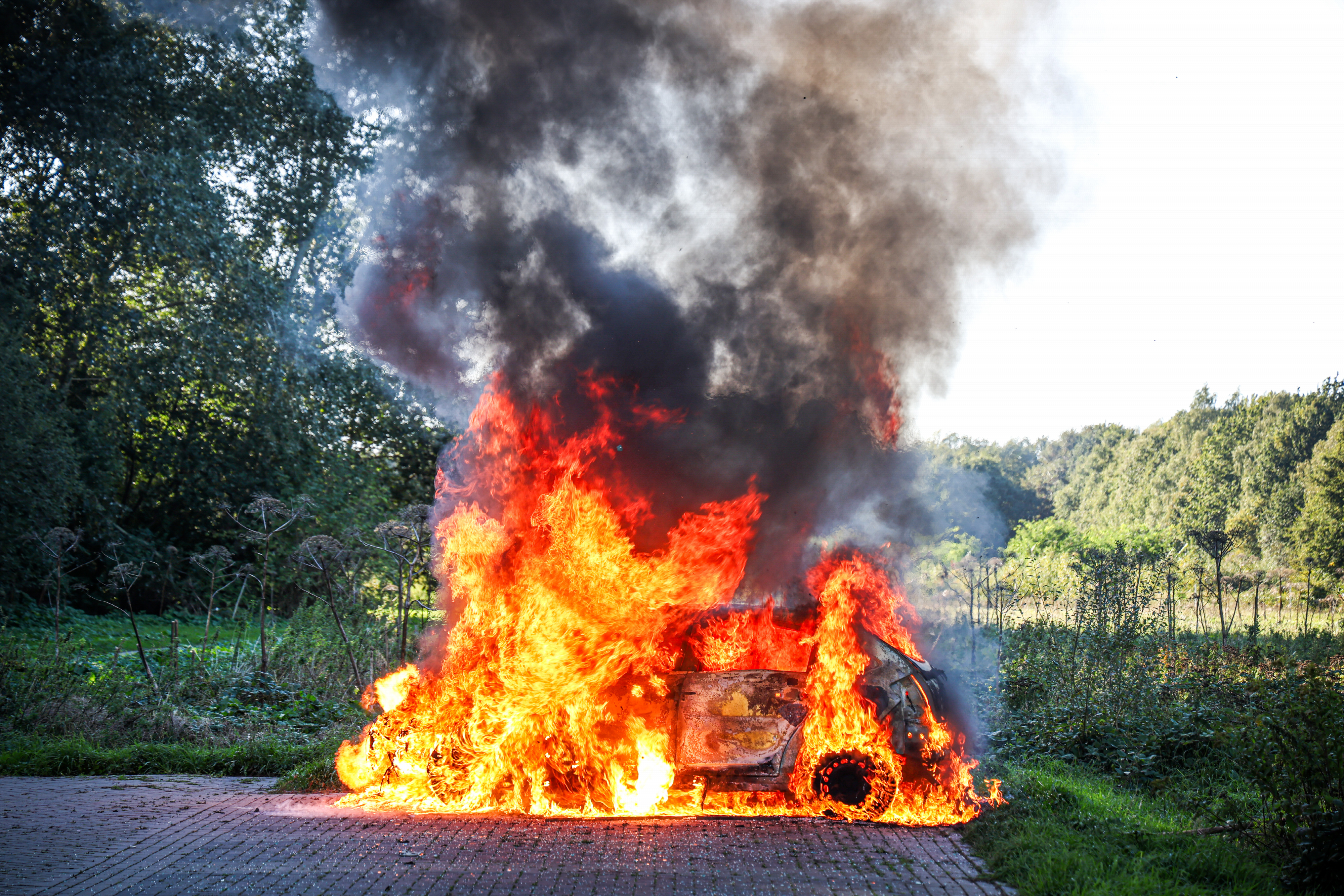De gestolen auto staat in volle vlam in Emmen
