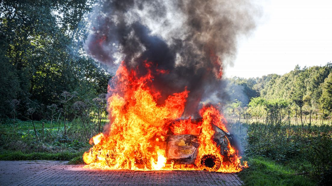 De gestolen auto staat in volle vlam in Emmen