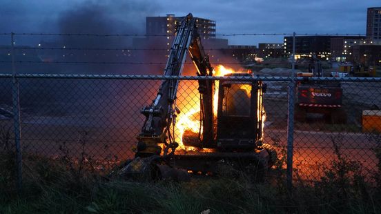 Vlammen slaan uit graafmachine