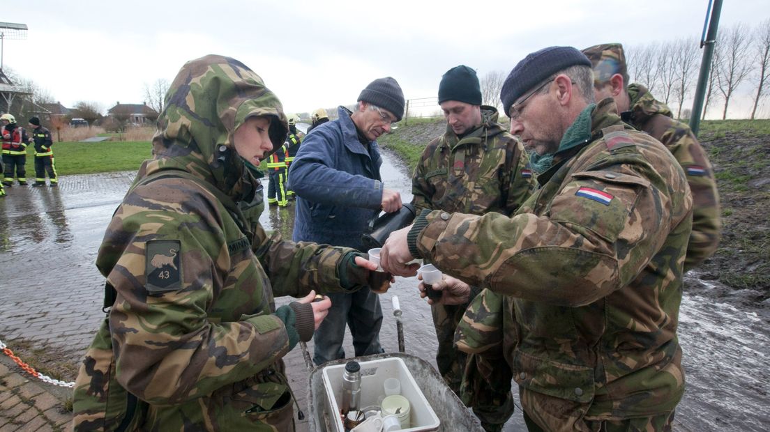 Achterblijver Boudewijn 't Sas geeft koffie aan militairen