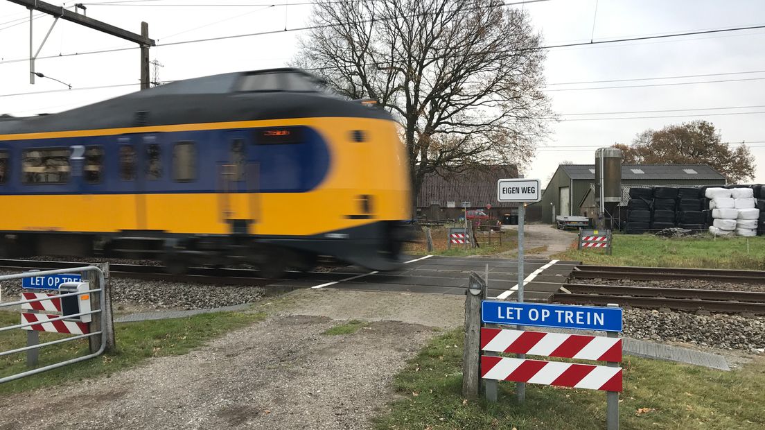 De onbewaakte overweg van de familie Huisjes in Wijster (Rechten: RTV Drenthe/Serge Vinkenvleugel)