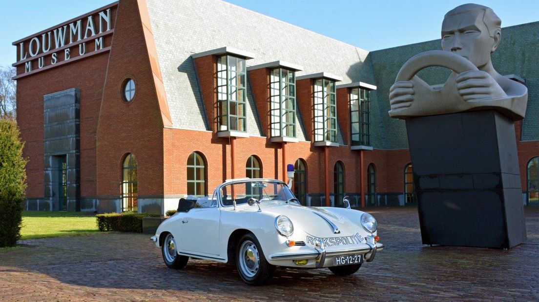 Porsche (1962) van de Rijkspolitie voor het Louwman Museum