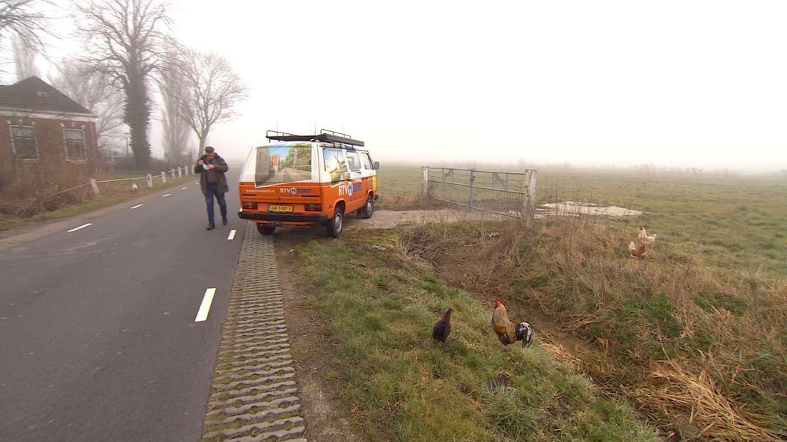 In Vierverlaten lopen allemaal kippen langs de weg, ziet ook Ronald Niemeijer