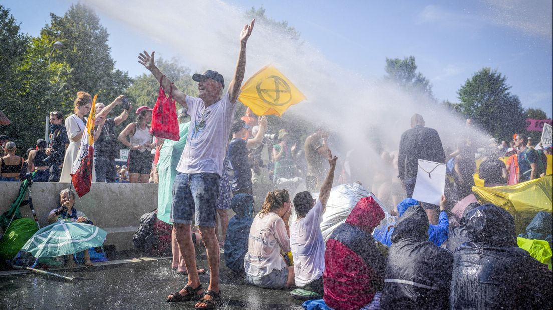 De politie zet waterkanonnen in tegen de demonstranten