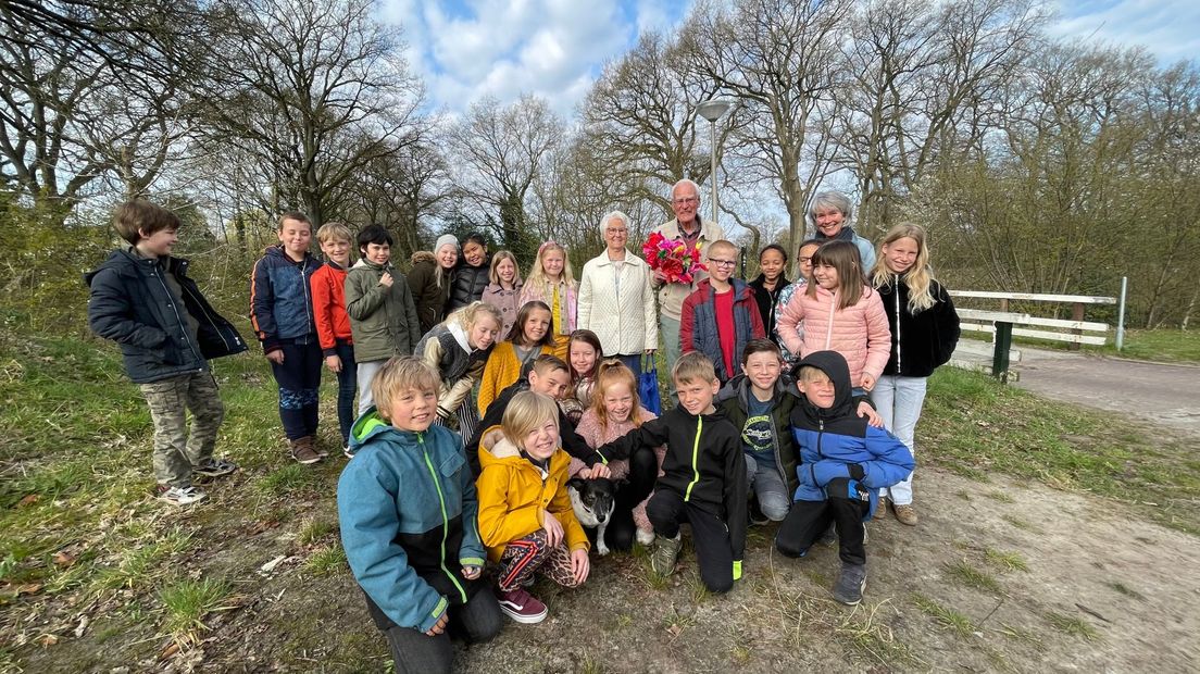 Klas 3 en 4 van De Stroeten met meneer en mevrouw Zandstra