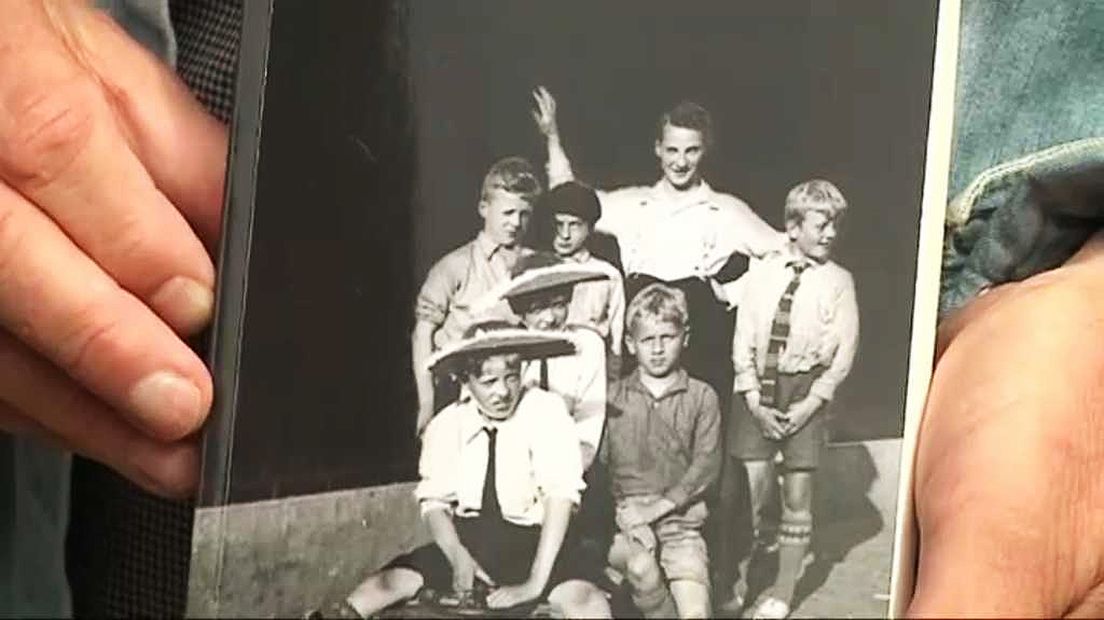 De kleine Wim Sonneveld samen met vrienden in Utrecht.