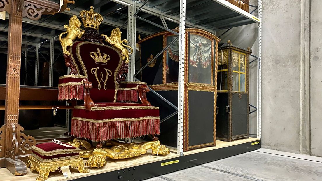 De troon van koning Willem II staat in het CollectieCentrum