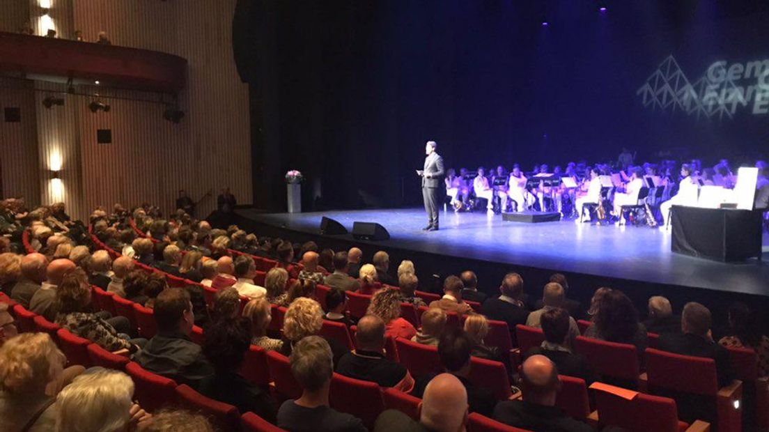 Eric van Oosterhout tijdens z'n toespraak in een vol Atlas Theater in Emmen (Rechten: RTV Drenthe/Janet Oortwijn)