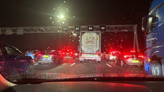 Ruim anderhalf uur vertraging op snelweg door file na ongeluk. Ruim anderhalf uur vertraging op snelweg door file na ongeluk.