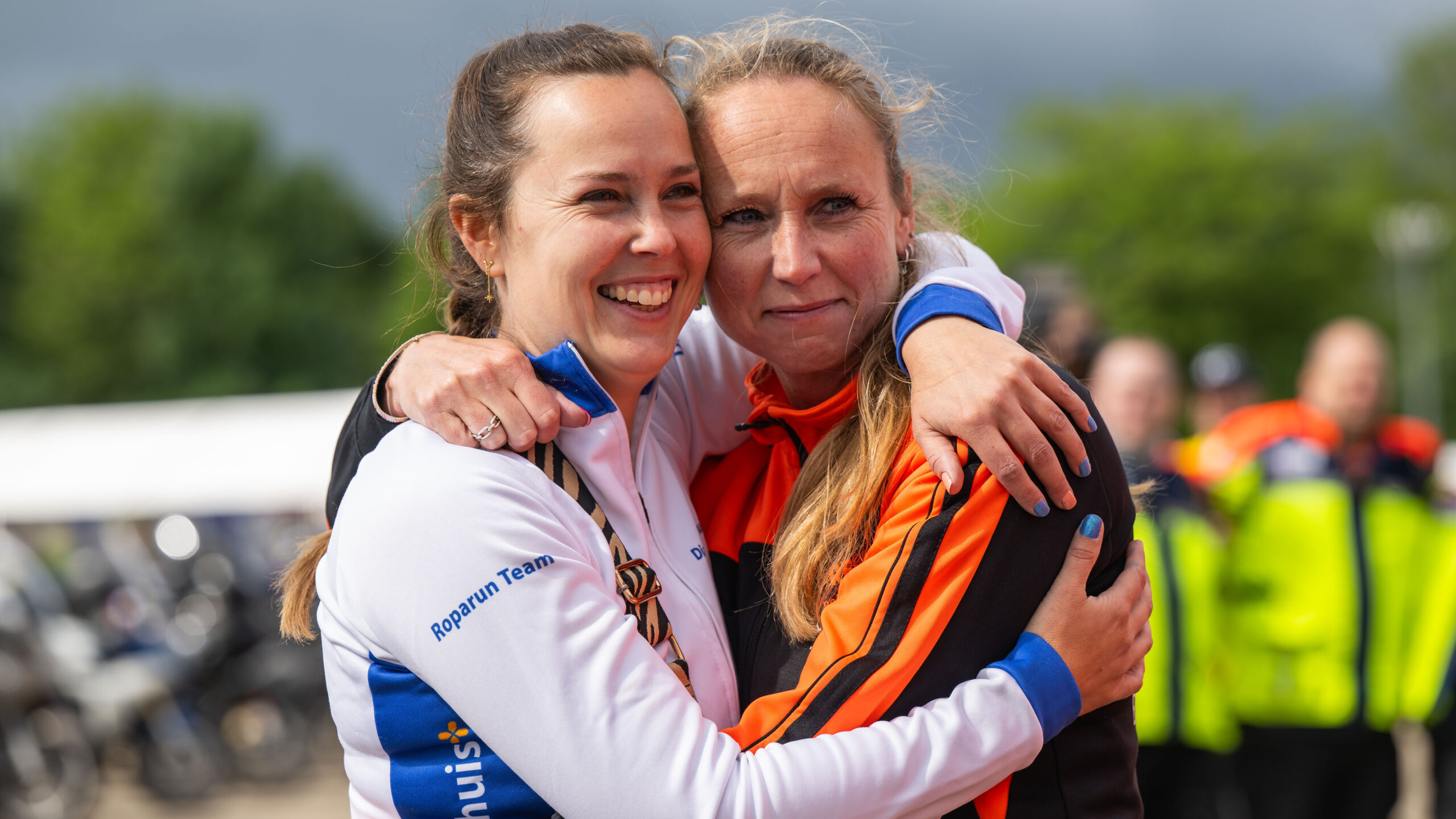 Kameraadschap bij de deelnemers.