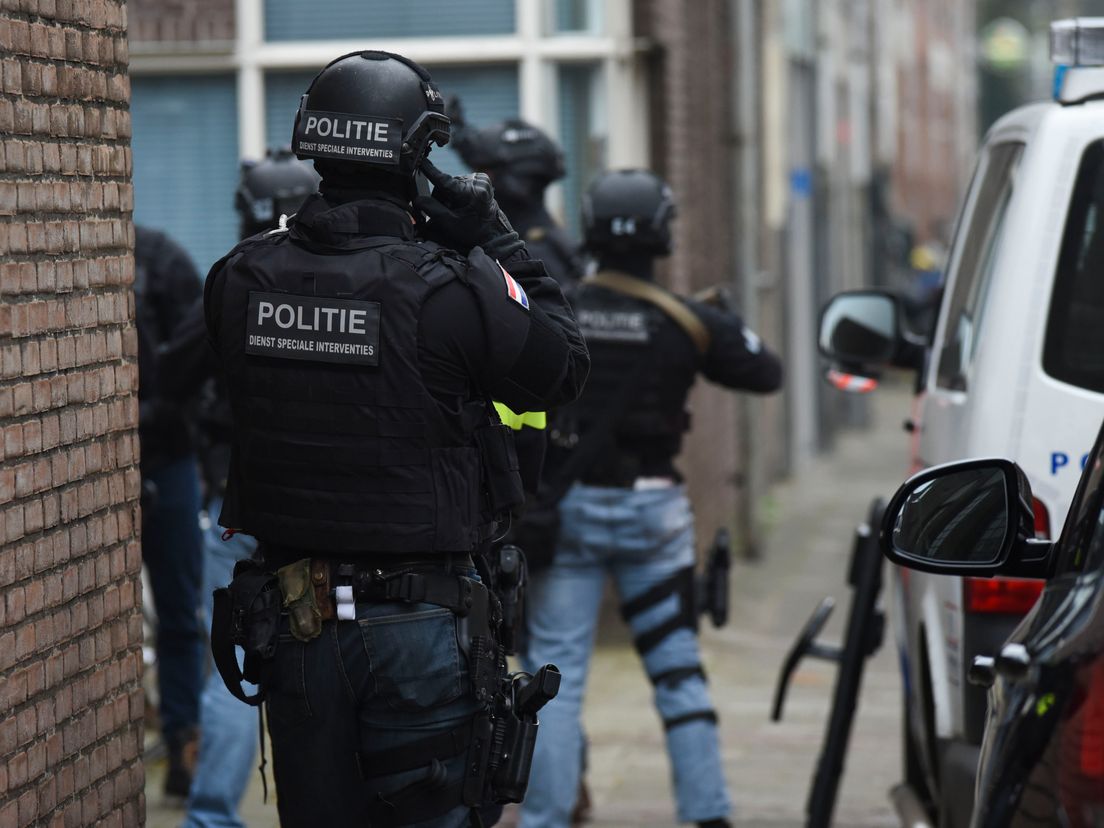 Inval arrestatieteam aan de Pijperstraat in Rotterdam.