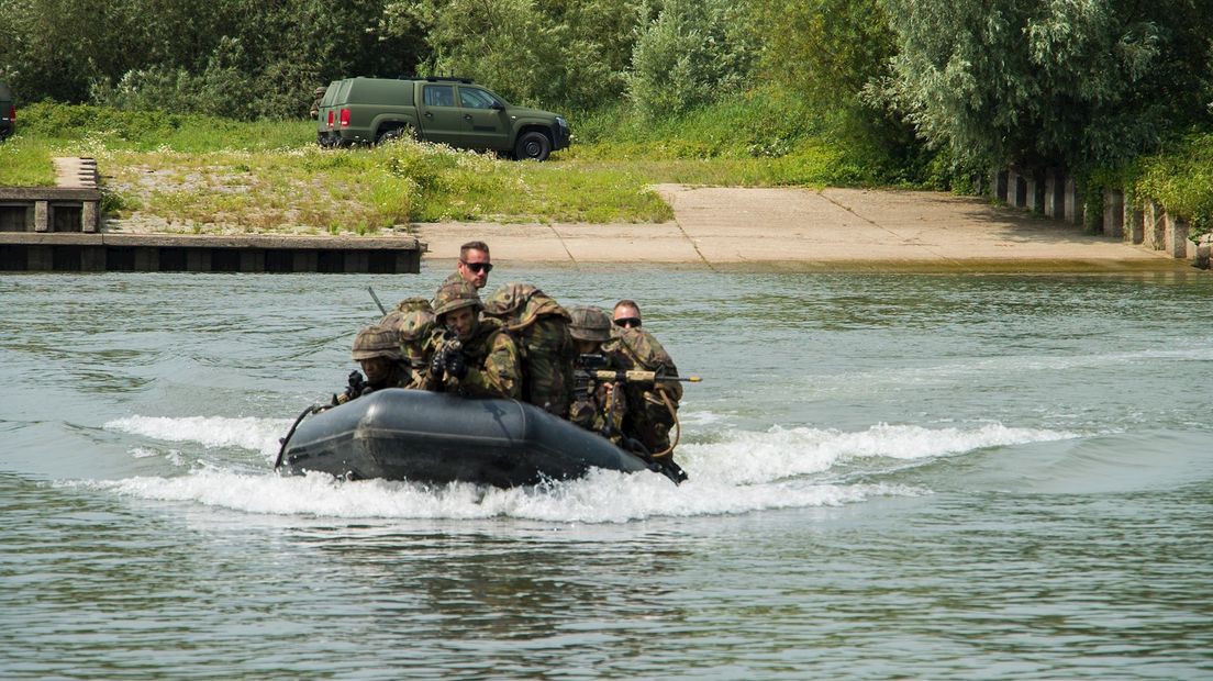 Militairen trainen bij de IJssel