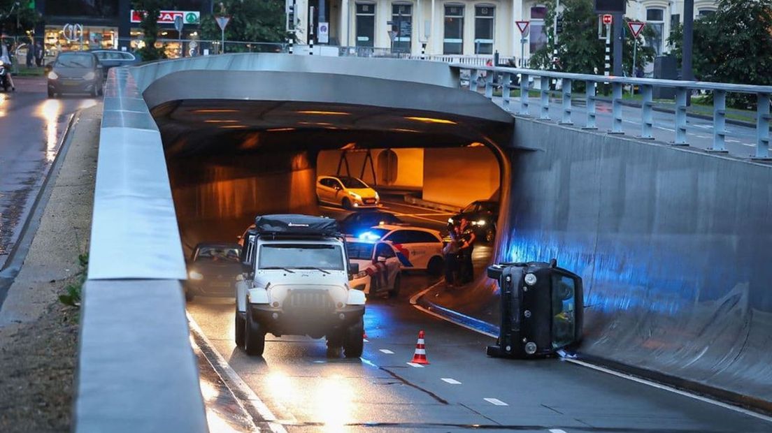 In de Willemstunnel is weer een auto over de kop geslagen