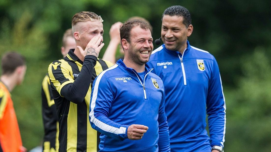Nicky Hofs is terug bij het eerste elftal van Vitesse. Maar nu als assistent-trainer.
