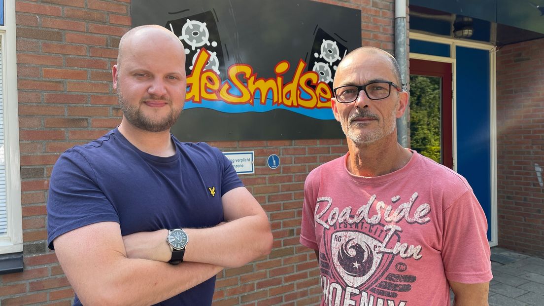 Organisatoren Niels Span (links) en Sjoerd Visser voor jeugdhonk De Smidse in Niekerk