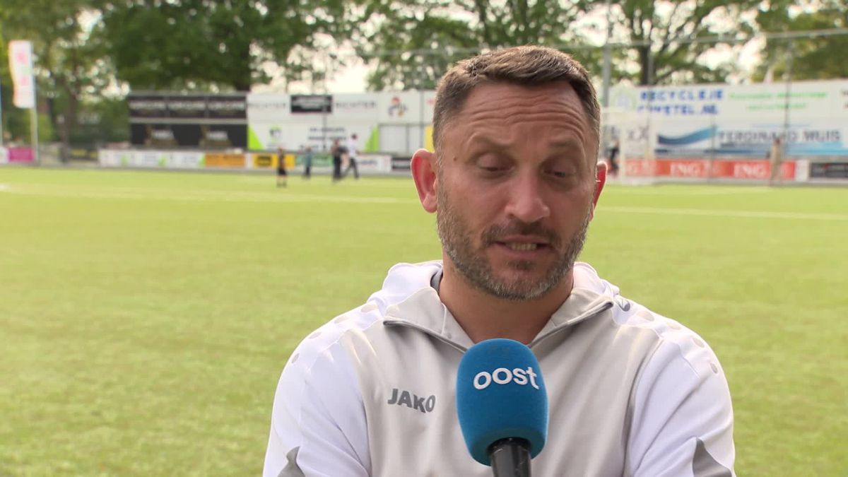 TVV-trainer Cuneyt Avsar baalt na het gelijkspel tegen Fleringen