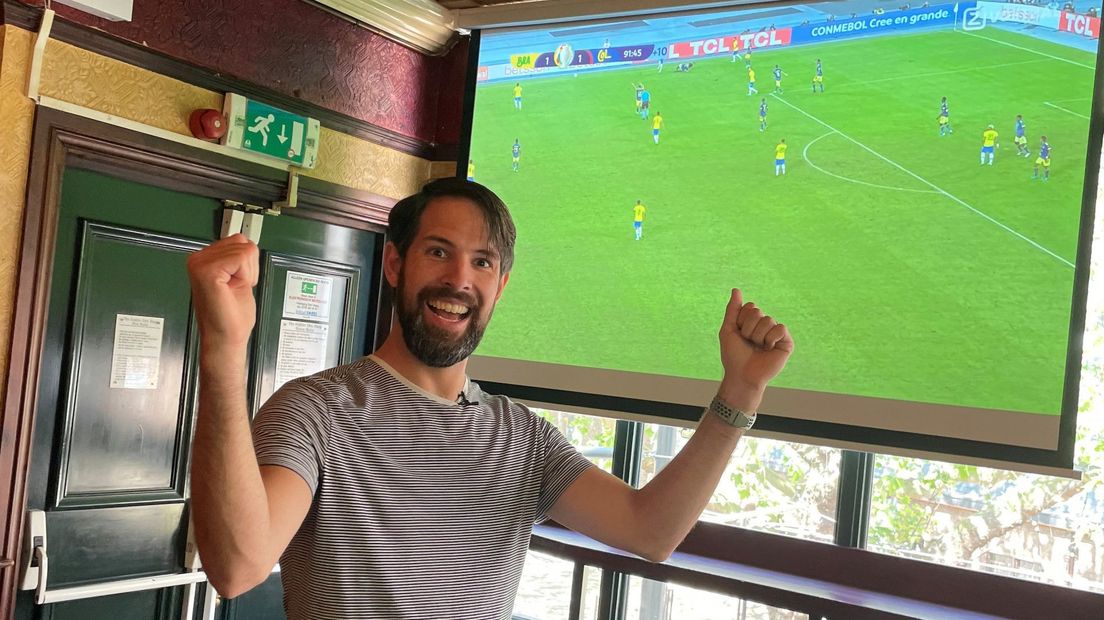 Erik Niekolaas van The Fiddler in Den Haag is blij dat er zondag weer gejuicht kan worden in zijn zaak