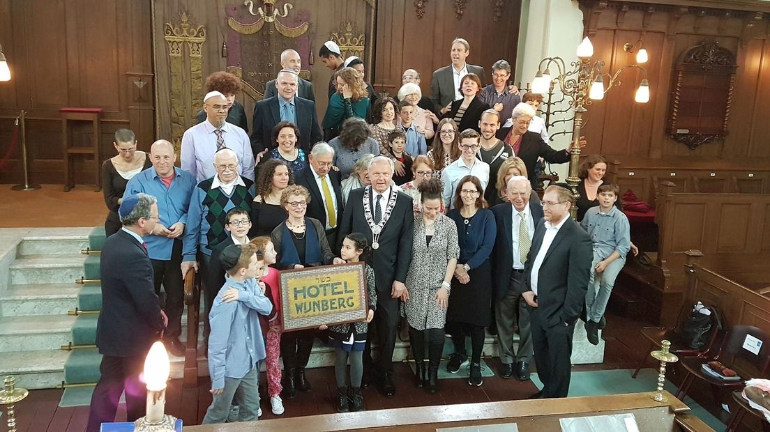 De familie van Selma Wijnberg op de foto met burgemeester Meijer van Zwolle