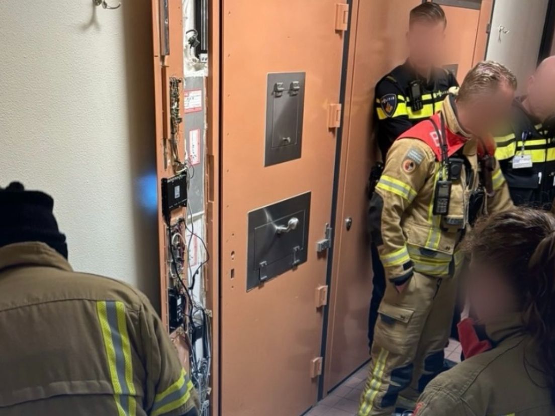 De brandweer lukt het om de deur te forceren