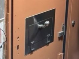 De brandweer lukt het om de deur te forceren