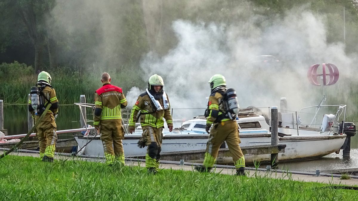 Bootje met munitie aan boord in brand in Dokkum | Auto gaat in vlammen op in Leeuwarden