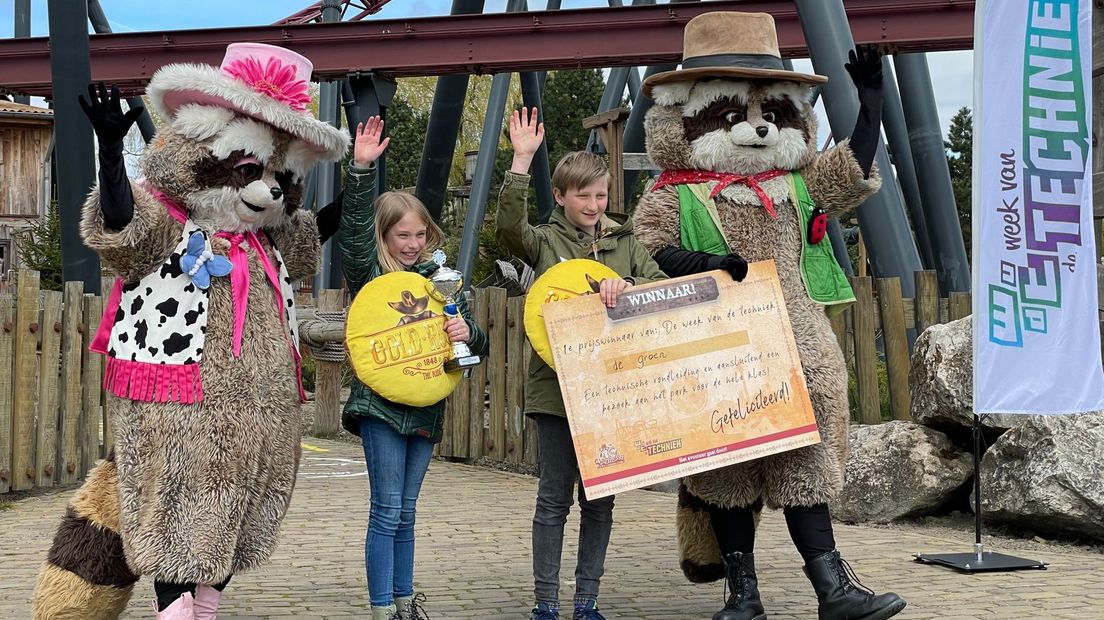 Winnaars Annelien en Mick van basisschool De Groen nemen de eerste prijs in ontvangst