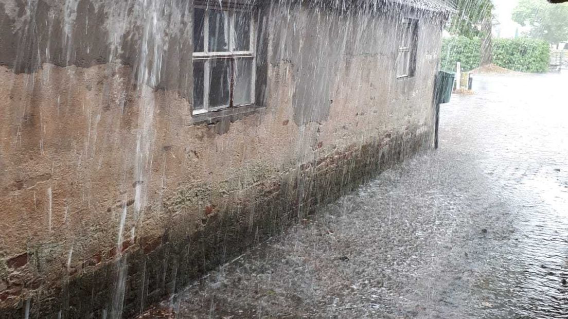 Het was vanochtend voorspeld door de weerkundigen: in Gelderland zou plaatselijk wat regen kunnen vallen. Die voorspelling is uitgekomen. Vooral uit het gebied ten oosten van Apeldoorn wordt melding gemaakt van druppels die uit de lucht vallen.