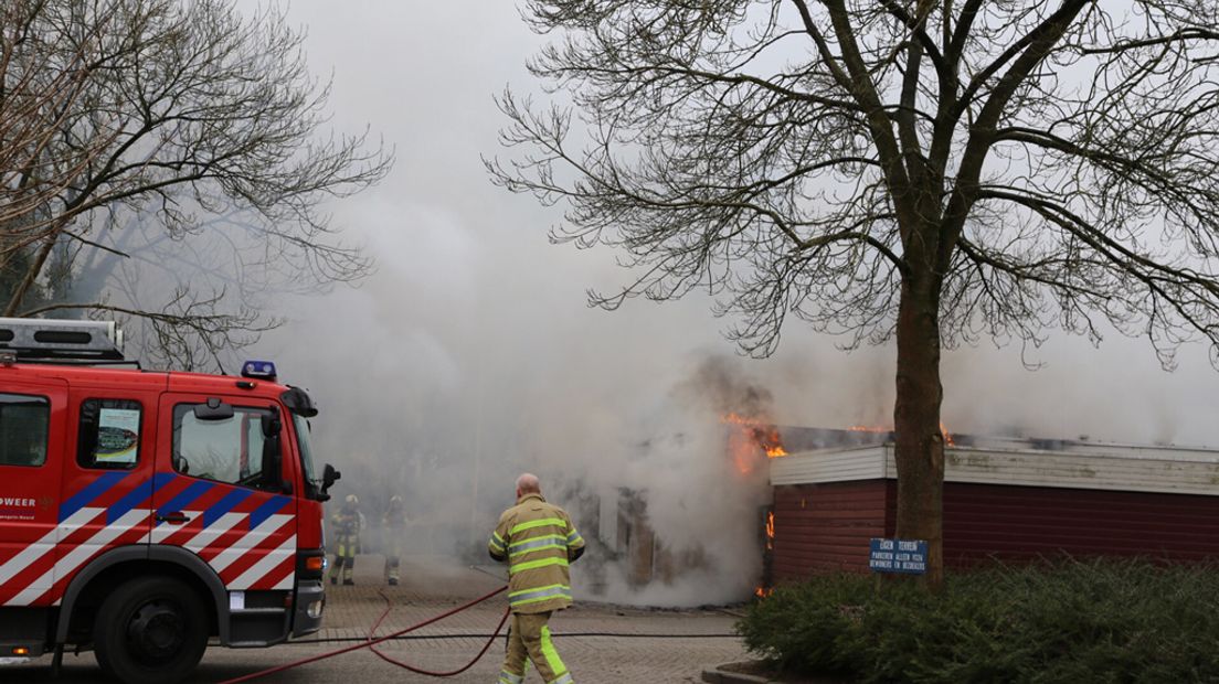 De brandweer zette veel voertuigen in.