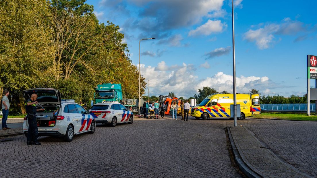 Een hoogwerker kwam op zijn kant, de chauffeur raakte gewond.