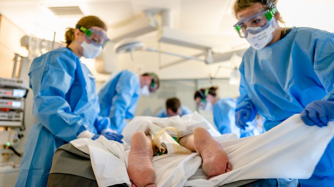 Het aantal mensen dat met corona wordt opgenomen daalt