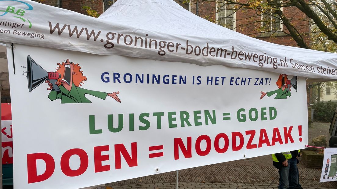 Een spandoek van de Groninger Bodem Beweging voor het provinciehuis