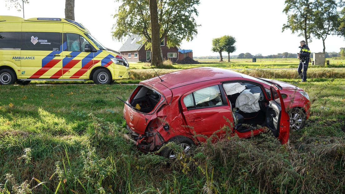 Auto botst tegen boom bij Nieuw-Roden