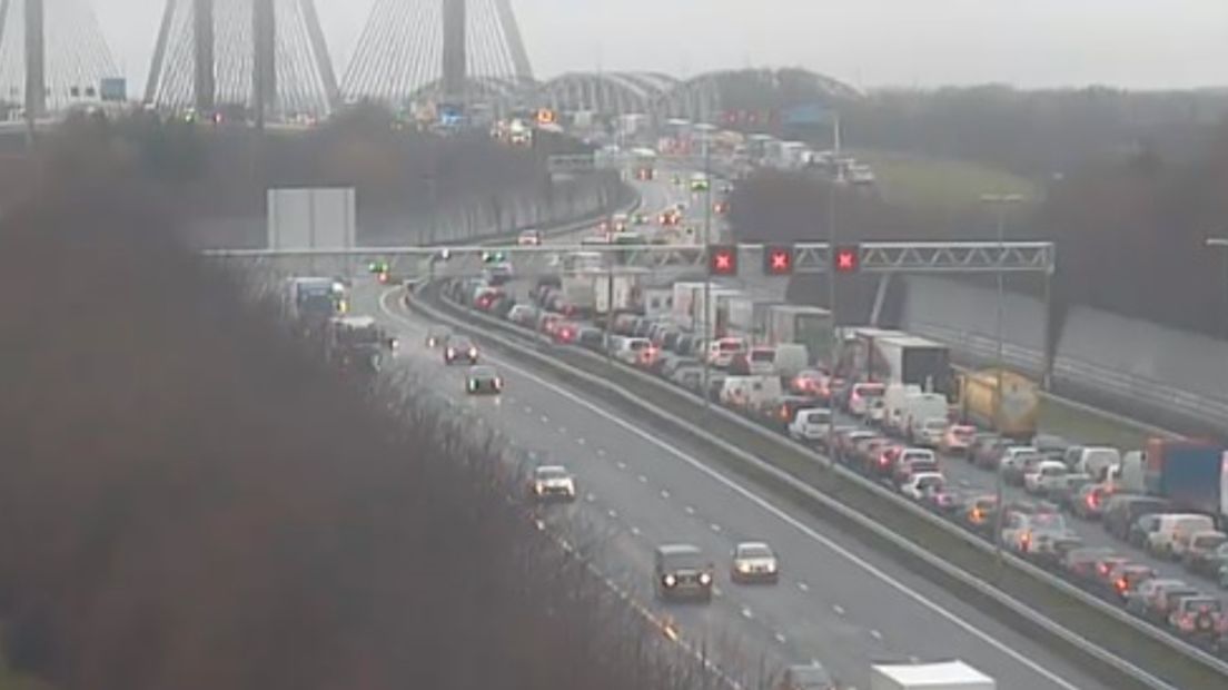 De A2 tussen Zaltbommel en Waardenburg is donderdagmiddag enkele uren volledig afgesloten geweest. De oorzaak was een ongeval met meerdere voertuigen.