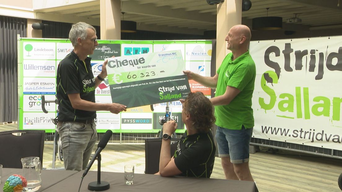 Cheque wordt overhandigd aan een oncoloog van Erasmus MC