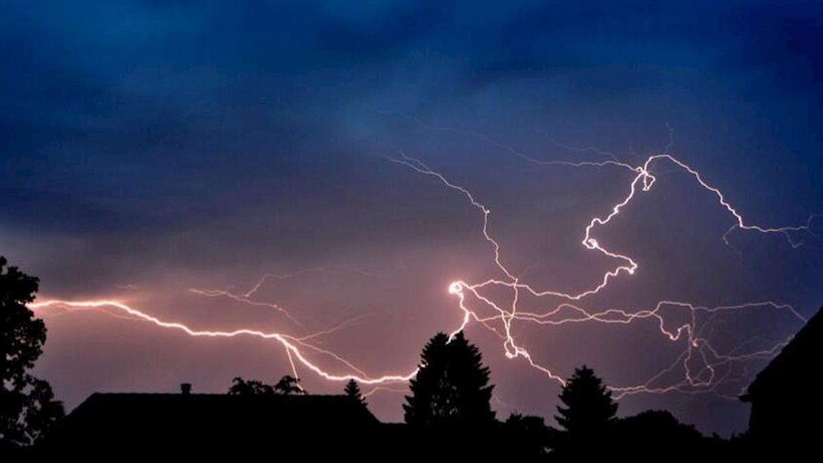 Geen grote problemen door onweer maandagavond, wel mooie plaatjes - Oost